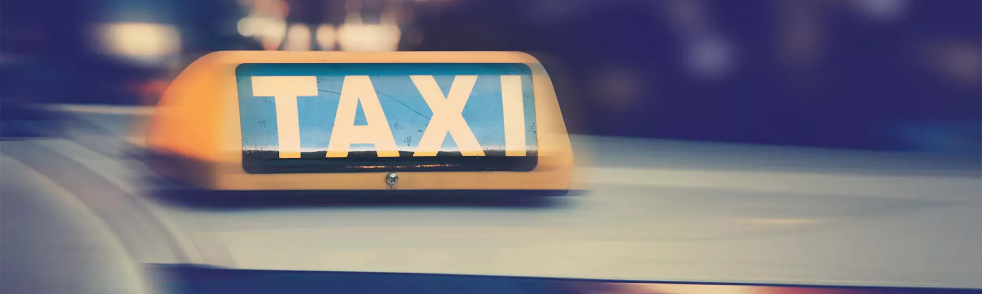taxi zeichen Nahaufnahme eines Taxizeichens auf einem Autodach mit Bewegungsunschärfe