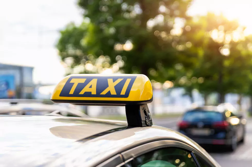Nahaufnahme eines Taxischild auf dem Autodach eines Taxis