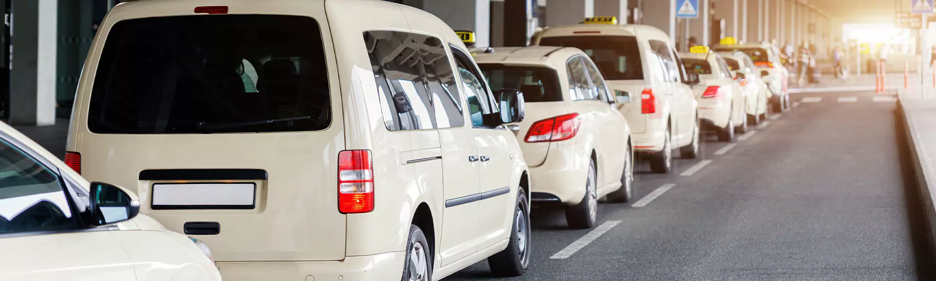 taxis flughafen mehrere Taxis stehen an einem Flughafen in einer Reihe und warten auf Fahrgäste