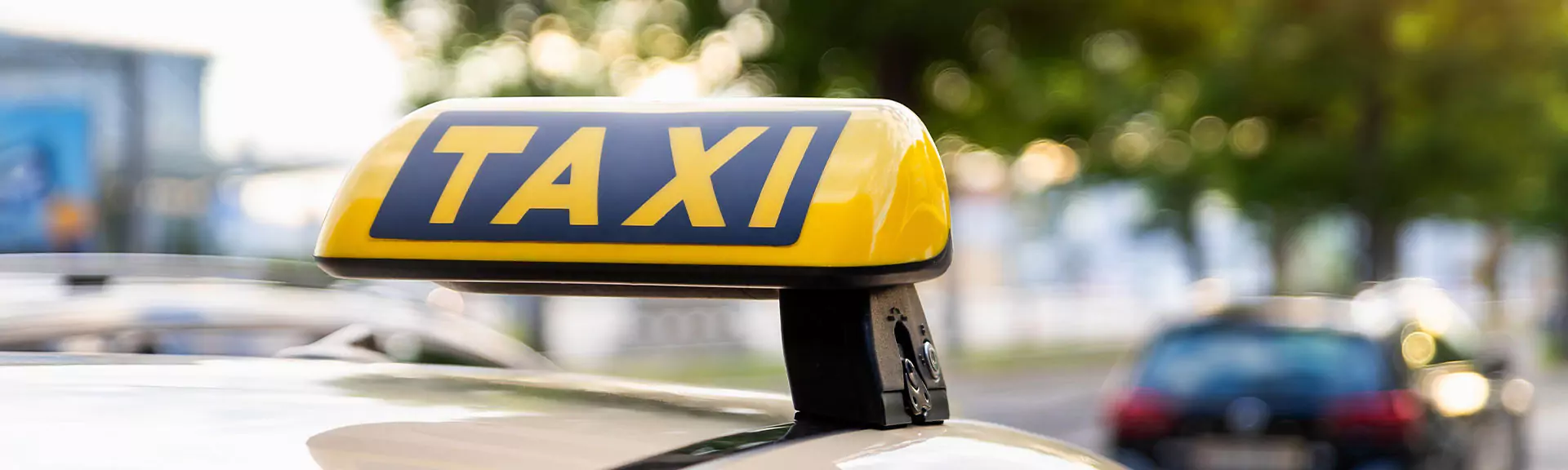 Nahaufnahme eines Taxischild auf dem Autodach eines Taxis