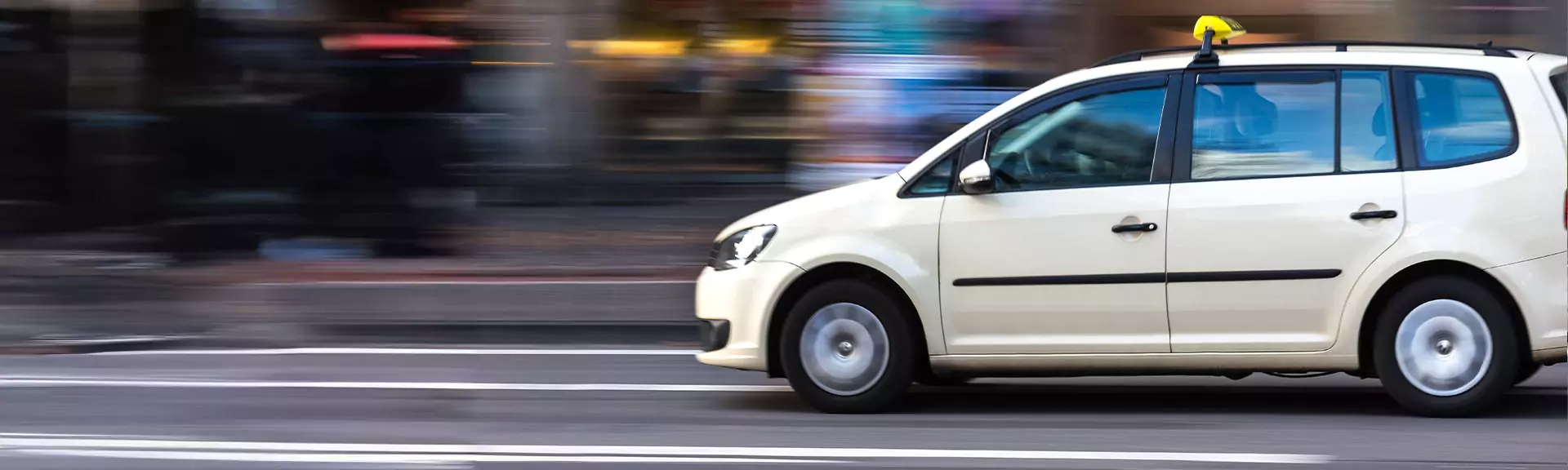 taxi fährt Bild eines fahrenden Taxis mit Bewegungsunschärfe im Hintergrund